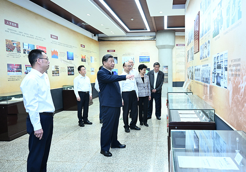 9月6日至8日，中共中央總書記、國家主席、中央軍委主席習近平在黑龍江考察。這是7日上午，習近平在哈爾濱工程大學哈軍工紀念館考察。